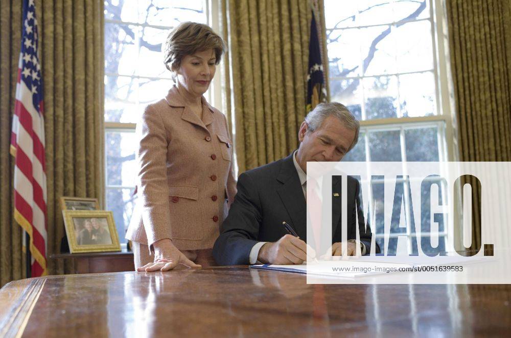 Präsident George W. Bush unterzeichnet im Beisein von First Lady Laura Bush (beide USA) S. 3678 des Pandemic and All-Hazards Preparedness Acts im Oval Office in Washington D.C. - (wax20061219702)