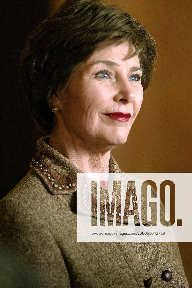 First Lady Laura Bush (USA) anlässlich ihres Besuchs in Suresnes nahe Paris - (PAR20070116108)