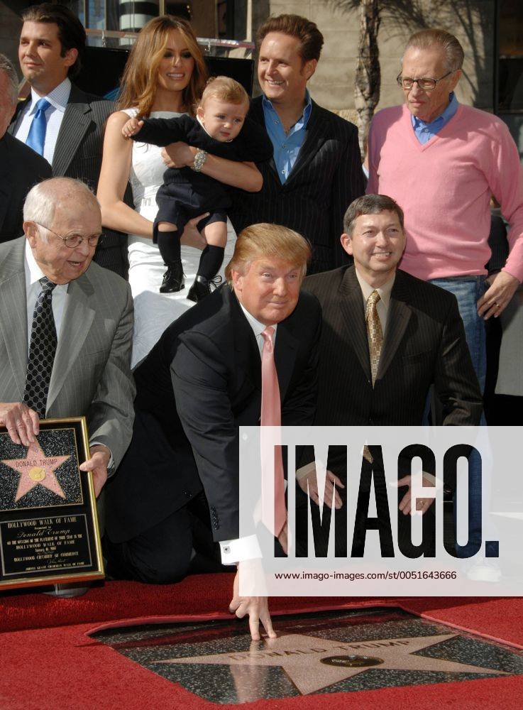Donald Trump (Mitte, USA Chairman Donald J. Trump Foundation) vor seiner Frau Melania Knauss Trump (SLO Model) und Sohn Barron anlässlich seiner Ehrung mit einem Stern auf dem Hollywood Walk of Fame in Los Angeles - (LAP2007011604)
