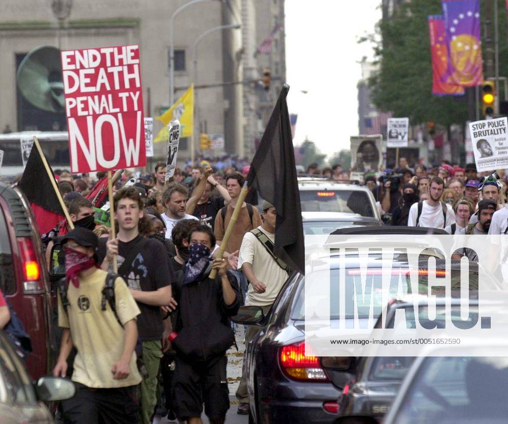 Demonstranten während einer Demonstration anlässlich der Republican National Convention in Philadelphia - (RNC2000080141)