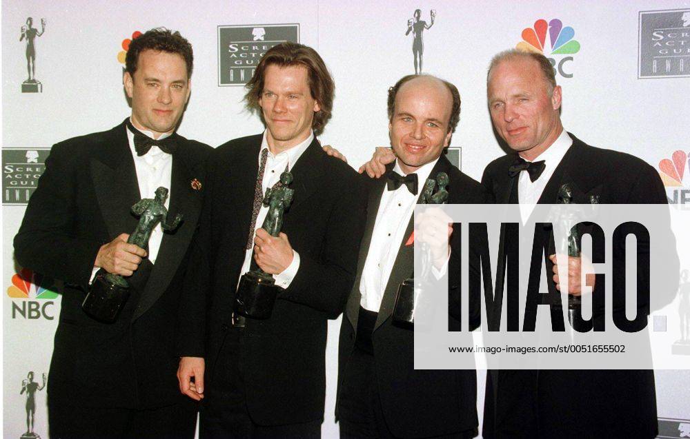 Glückliche Preisträger auf der 2nd Annual Screen Actors Guild Awards in Santa Monica (v.li.) Schauspieler Tom Hanks, Kevin Bacon, Clint Howard und Ed Harris (alle USA) - (LAP96022413)