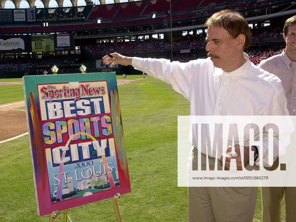 Künstler Peter Max (USA) betrachtet sein letztes Werk (slp2000092102)
