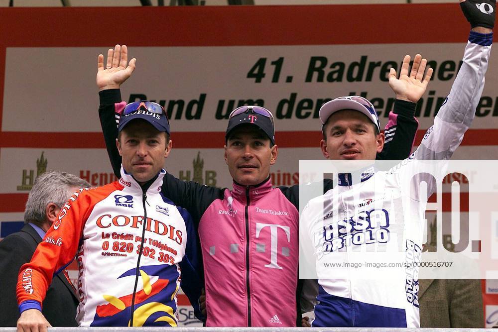 Siegerehrung: Erik Zabel (Deutschland Team Telekom, Mitte), Jo Planckaert (Belgien Cofidis, li.) und Sergej Ivanov (Rußland Fassa Bortolo) Radsport Herren Rund um den Henninger Turm 2002, Radrennsport, Straßenradsport, Straßenradrennsport, Radrennen Gruppe Frankfurt M. Freude,