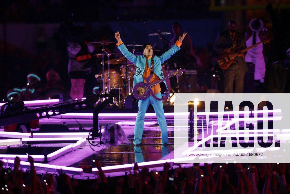 Sänger Prince (USA) während eines Konzertes anlässlich des Super Bowls XLI in Miami - (sbp20070204580)