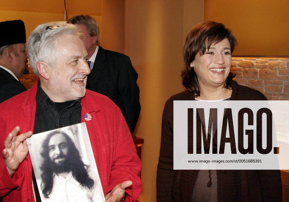Journalist Henryk M. Broder mit einer Fotografie ais Jugendjahren und Fernsehmoderatorin Sandra Maischberger (beide GER) während der ARD-Talkshow - Menschen bei Maischberger - in Berlin