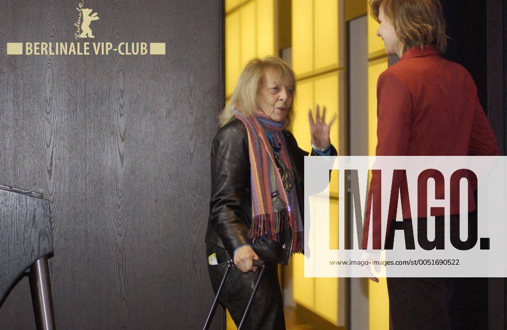 Fotografin Erika Rabau (li., GER Berlinale-Jurymitglied) grüßt nach ihrer Ankunft im Berlinale VIP-Club am Rande der 57. Internationalen Filmfestspiele in Berlin