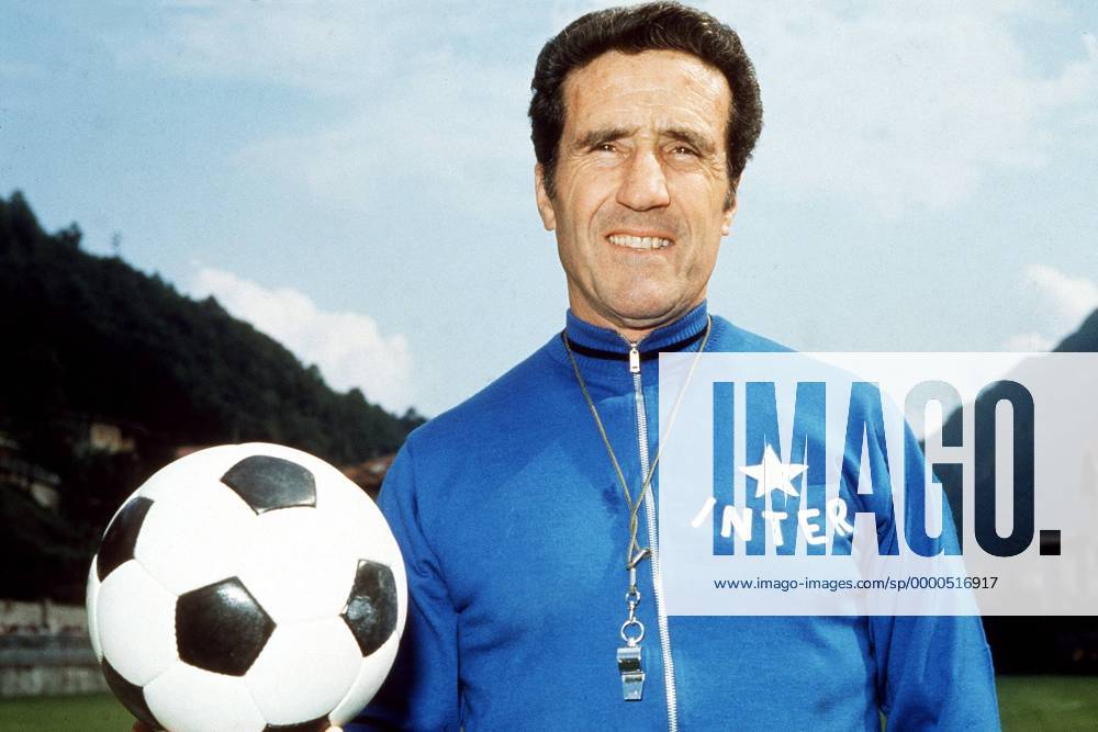 Trainer Helenio Herrera (Inter) mit Ball und Pfeife Fußball Herren Serie A 1962 1963, 1. Italienische Liga, Internazionale, Saisonvorbereitung, Training Porträt Mailand