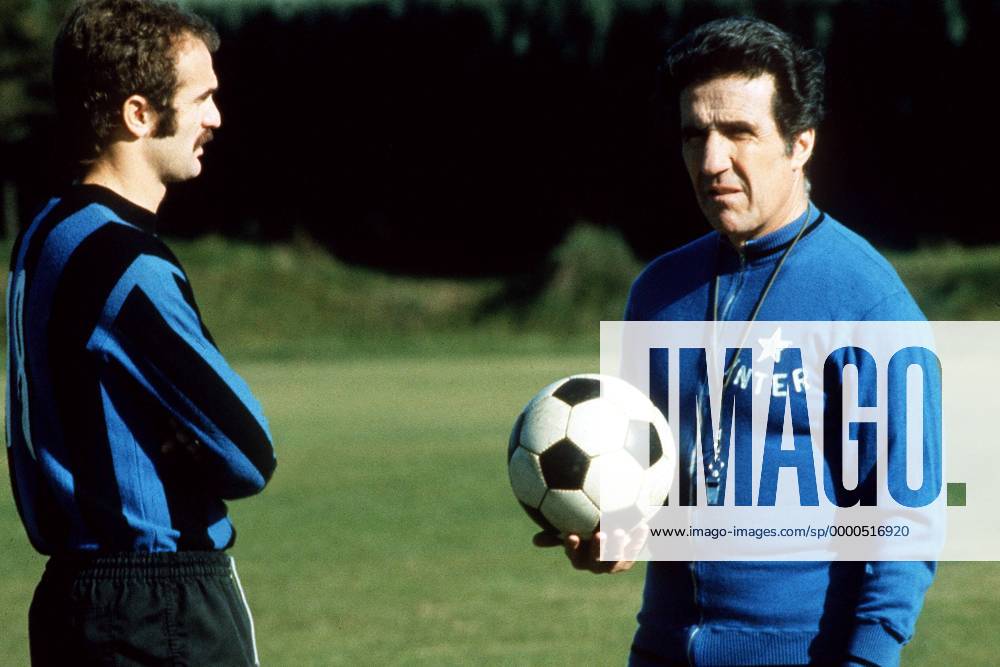 Trainer Helenio Herrera (re.) im Gespräch mit Sandro Mazzola (beide Inter) Fußball Herren Serie A 1962 1963, 1. Italienische Liga, Internazionale, Saisonvorbereitung, Training Gruppe Mailand