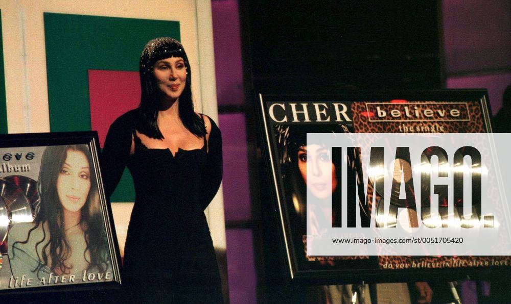 Sängerin Cher (USA) präsentiert ihr Album - believe - in New York - (NYP99041209)