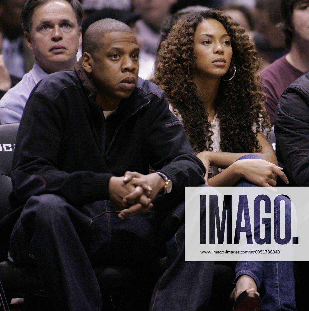 Rapper Jay-Z und S?ngerin Beyonce Knowles (beide USA) am Rande der New Jersey Nets vs Washington Wizards in East Rutherford - - Icon789102104