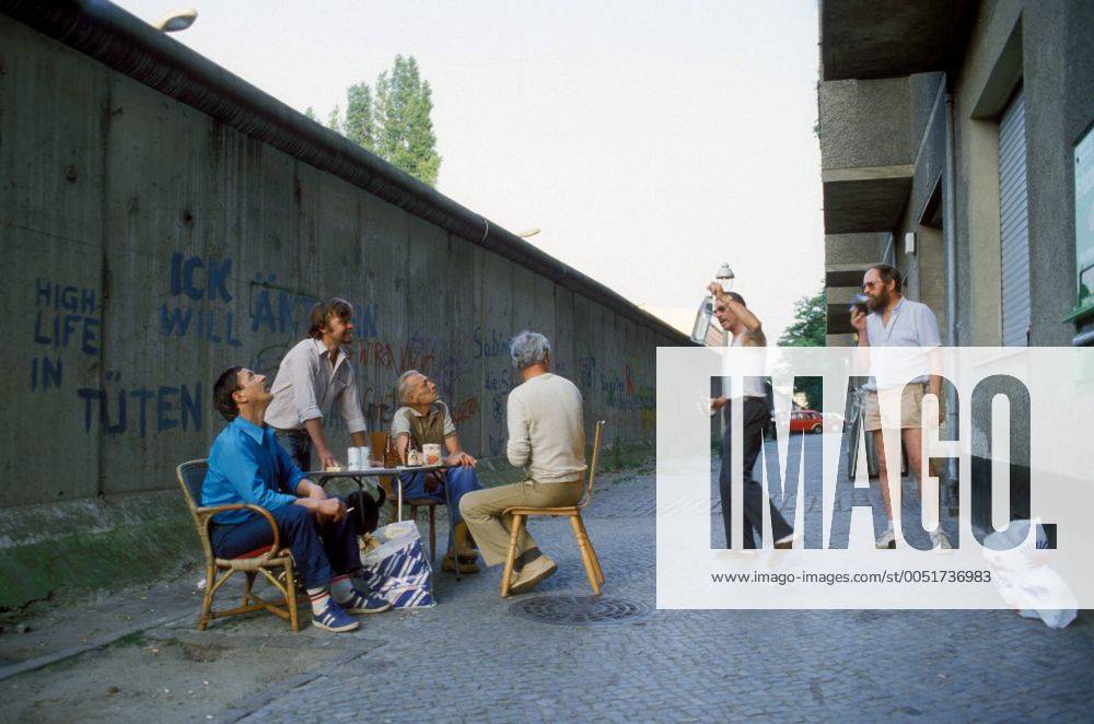 Vatertag an der Mauer in Berlin-Kreuzberg