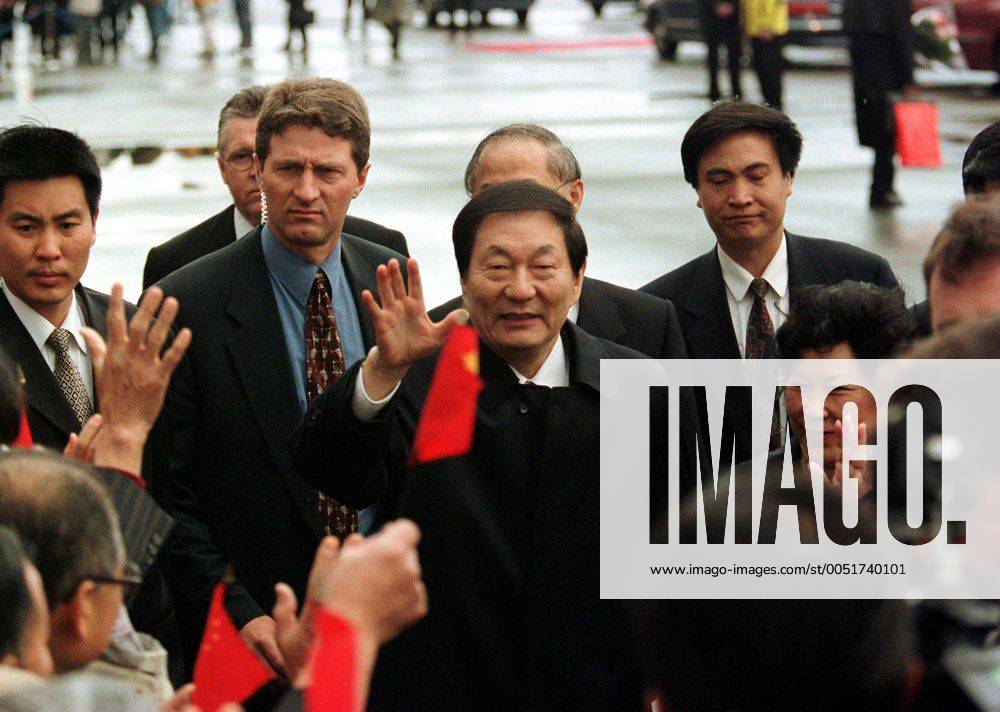 Premierminister Zhu Rongji (Mitte, CHN) und Ehefrau Lao An (re.) anlässlich eines Besuchs in Vancouver - van99042002