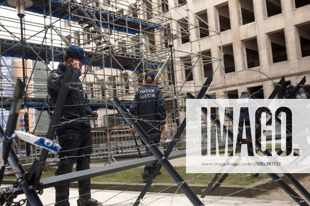 Polizisten sichern das Hauptquartier der Europäischen Union anlässlich eines EU-Gipfels in Brüssel -