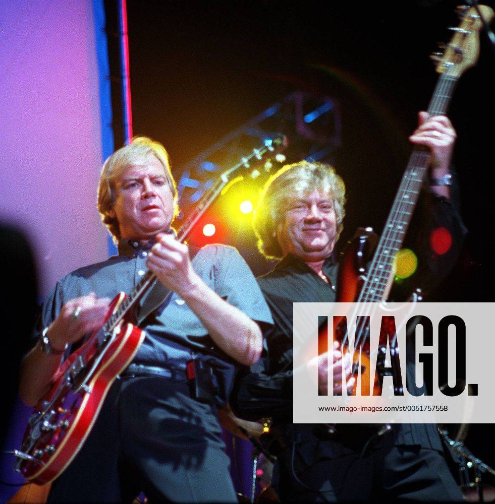 Sänger Justin Hayward und Gitarrist John Lodge (re., beide USA The Moody Blues) anlässlich eines Konzerts in Stone Ridge - (WAP99090902)