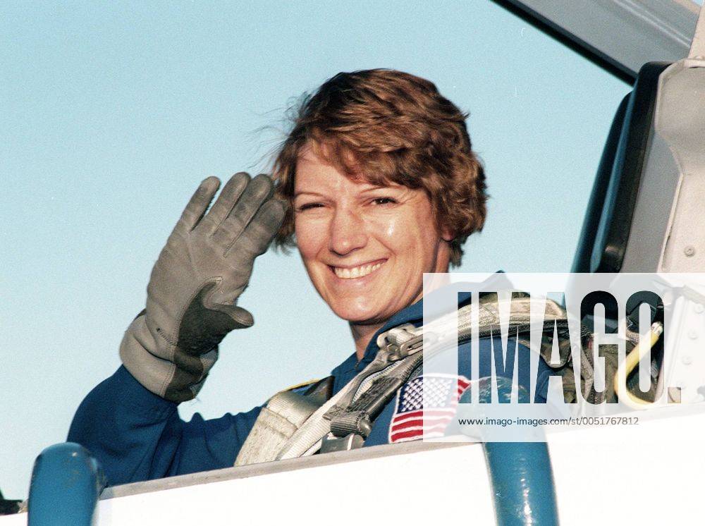 Astronautin Eileen Collins (USA) in Cape Canaveral - - KSC99071601
