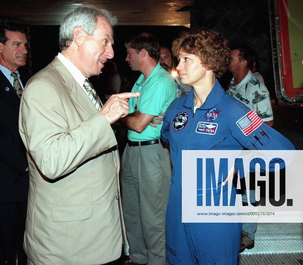 Astronautin Eileen Collins (USA) mit Daniel Goldin (USA Nasa Administrator) nach der Mission STS 93 in Cape Canaveral - - KSC99072705