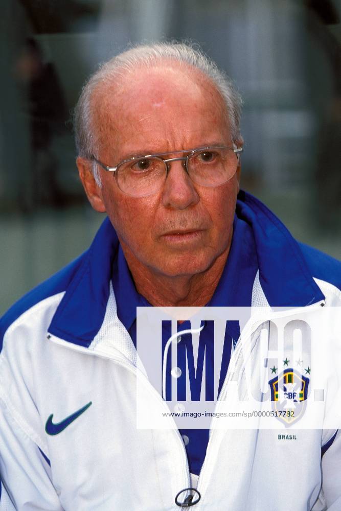 Nationaltrainer Mario Zagallo (Brasilien) nachdenklich Fußball WM Herren Weltmeisterschaft 1998, Vorrunde, Brasilien, Nationalmannschaft, Nationalteam, Nationaltrikot, Vdia Porträt Stade de France, Eröffnungsspiel Paris, Saint-Denis Nachdenklichkeit,