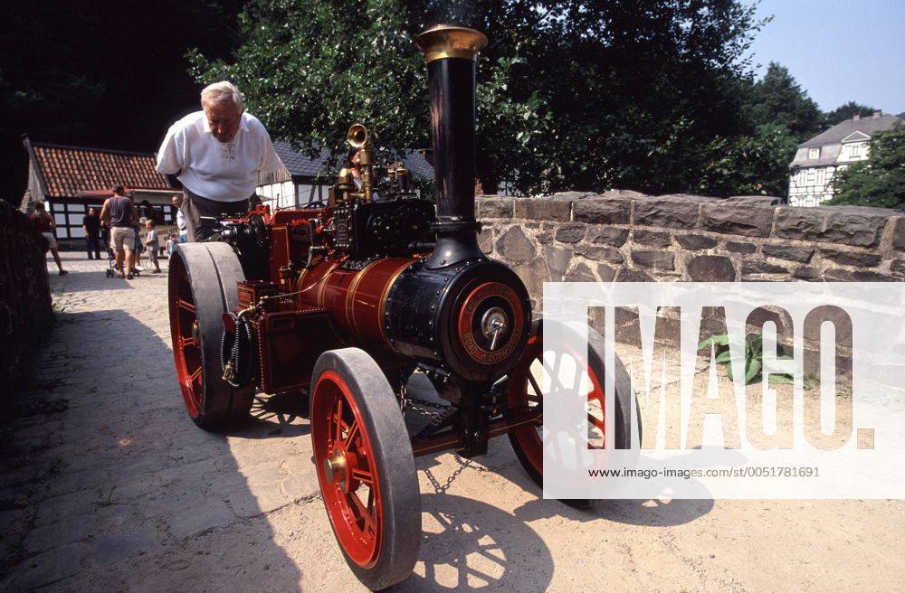 Besucher ergötzt sich an einer historischen Dampfmaschine im Westfälischen Freilichtmuseum in Hagen - Sauerland