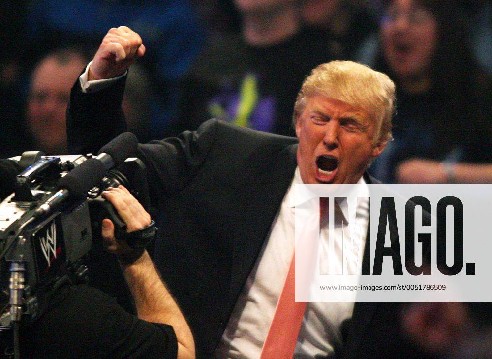Donald Trump (USA Chairman Donald Trump Foundation) jubelt am Rande des - Battle of the Billionaires - anlässlich der- Wrestlemania 23 - in Detroit - (DEP2007040116)