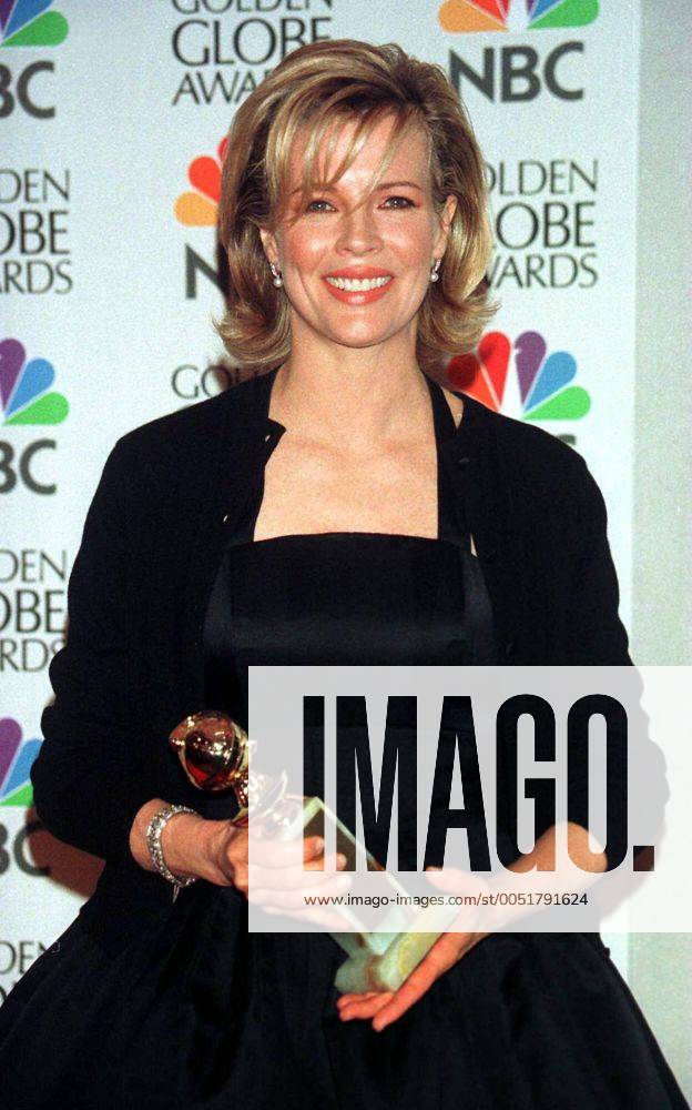 Schauspielerin Kim Basinger (USA) mit ihrer Auszeichnung für die beste Nebendarstellung in einem Film bei den 55. - Golden Globe Awards - in Beverly Hills - (lap98011829)