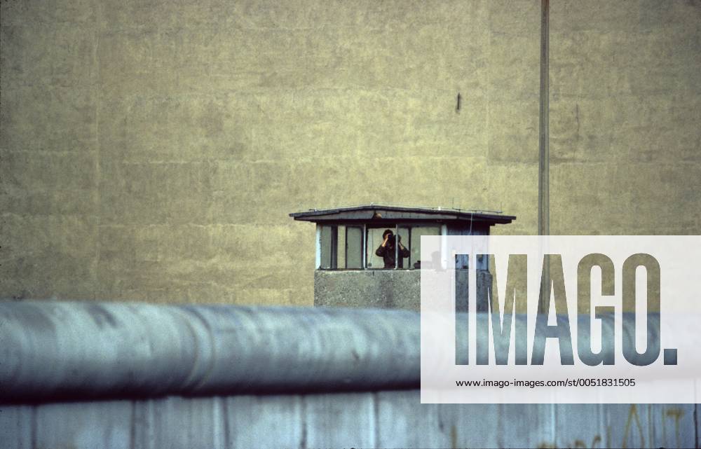 Grenzer in einem Wachturm der Berliner Mauer iblnmi00174904