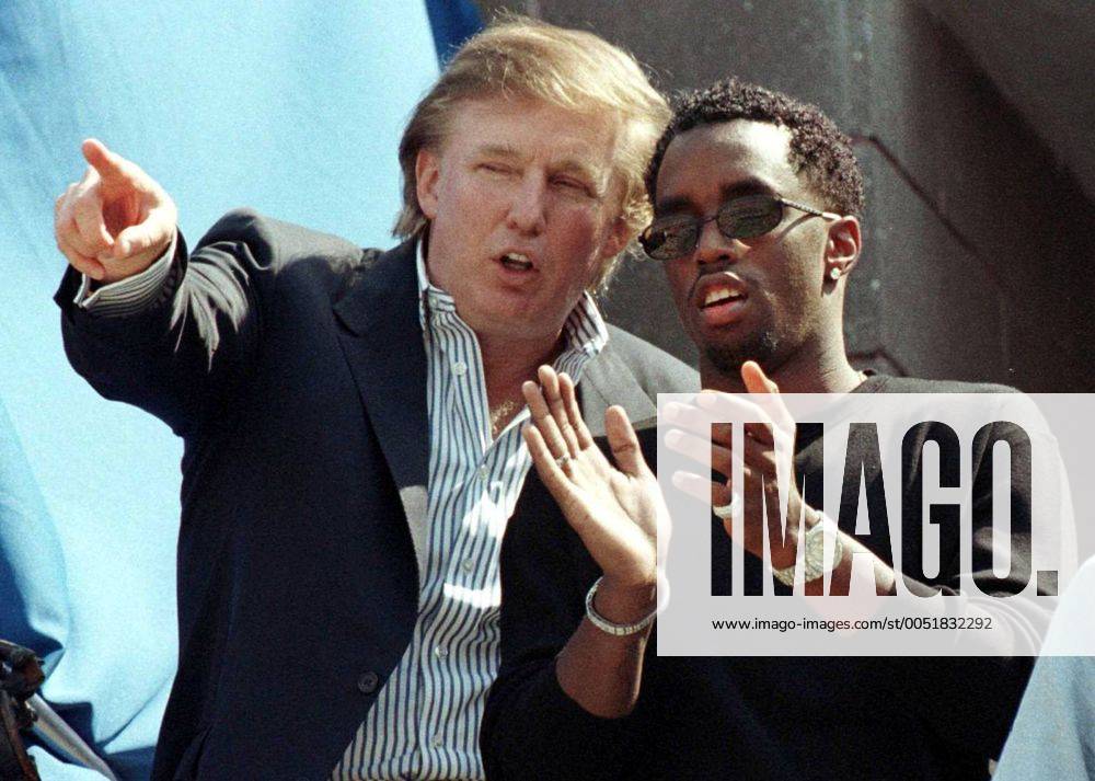 Donald Trump, 75. Geburtstag am 14. Juni Donald Trump (li., USA Chairman Donald J. Trump Foundation) und Sänger Sean - Puffy - Combs (USA) in Washington DC - (wap99100702)
