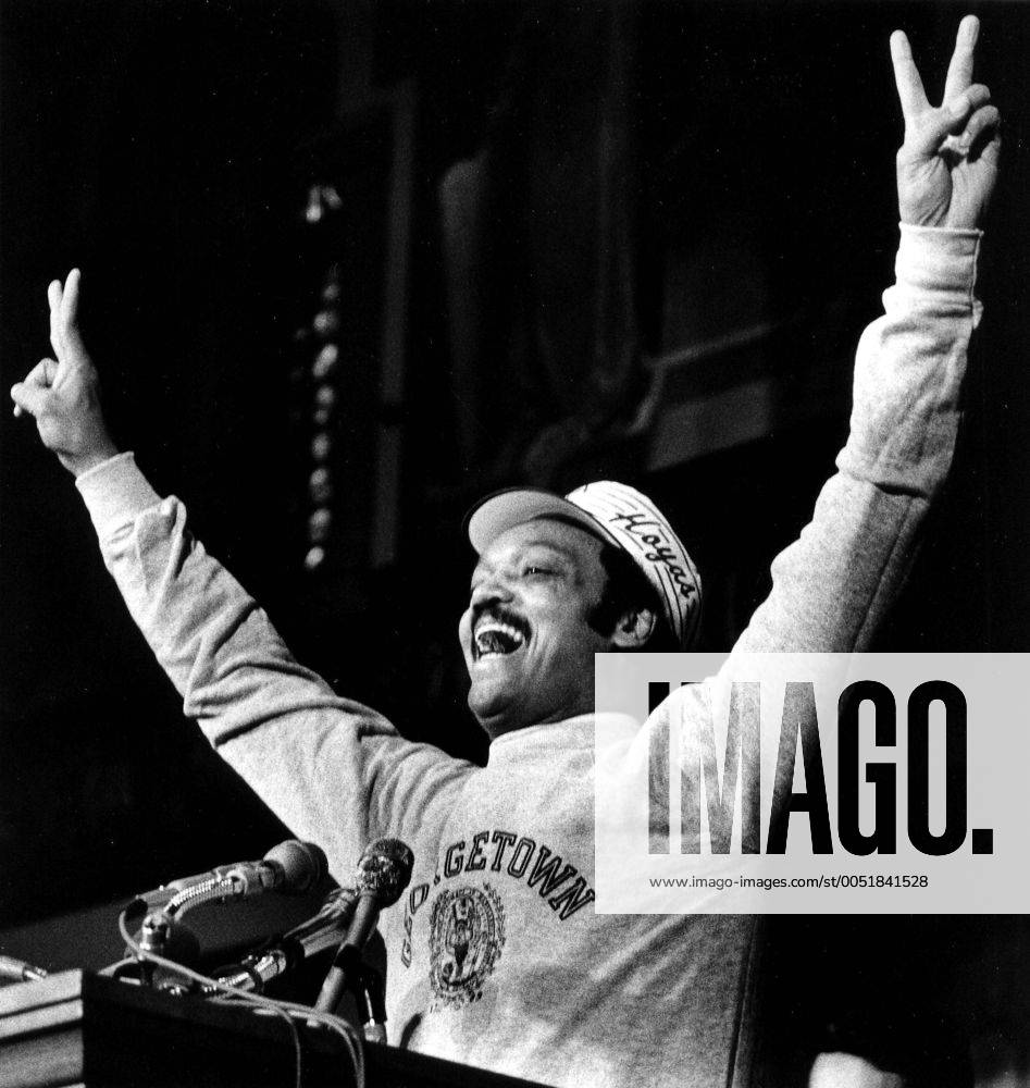 Präsidentschaftskandidat Jesse Jackson (Mitte) während einer Rede an der Georgetown University in Washington D.C. - - ARK1984012417