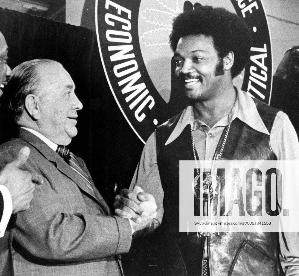 Bürgermeister Richard Daley (li., USA) und Bürgerrechtler Jesse Jackson (USA Nationaldirektor Operation Breadbasket) in Chicago - - ARK1971092908