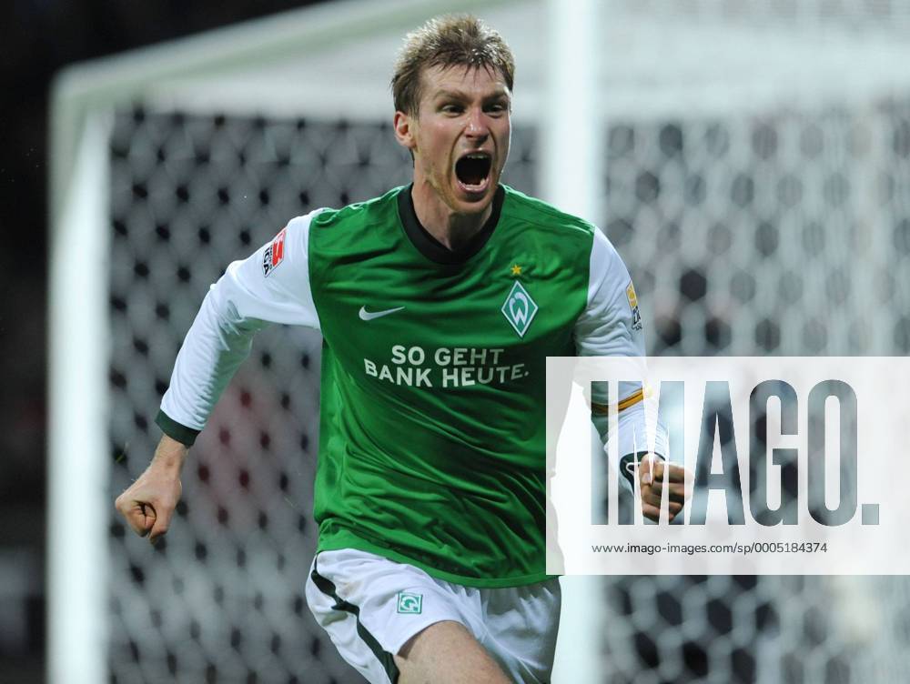 Fussball, 1. Bundesliga, Saison 2009 2010, 14. Spieltag, SV WERDER BREMEN - VFL WOLFSBURG 2-2 Jubel Per Mertesacker (Werder Bremen) o0 Jubel, Freude, Torjubel