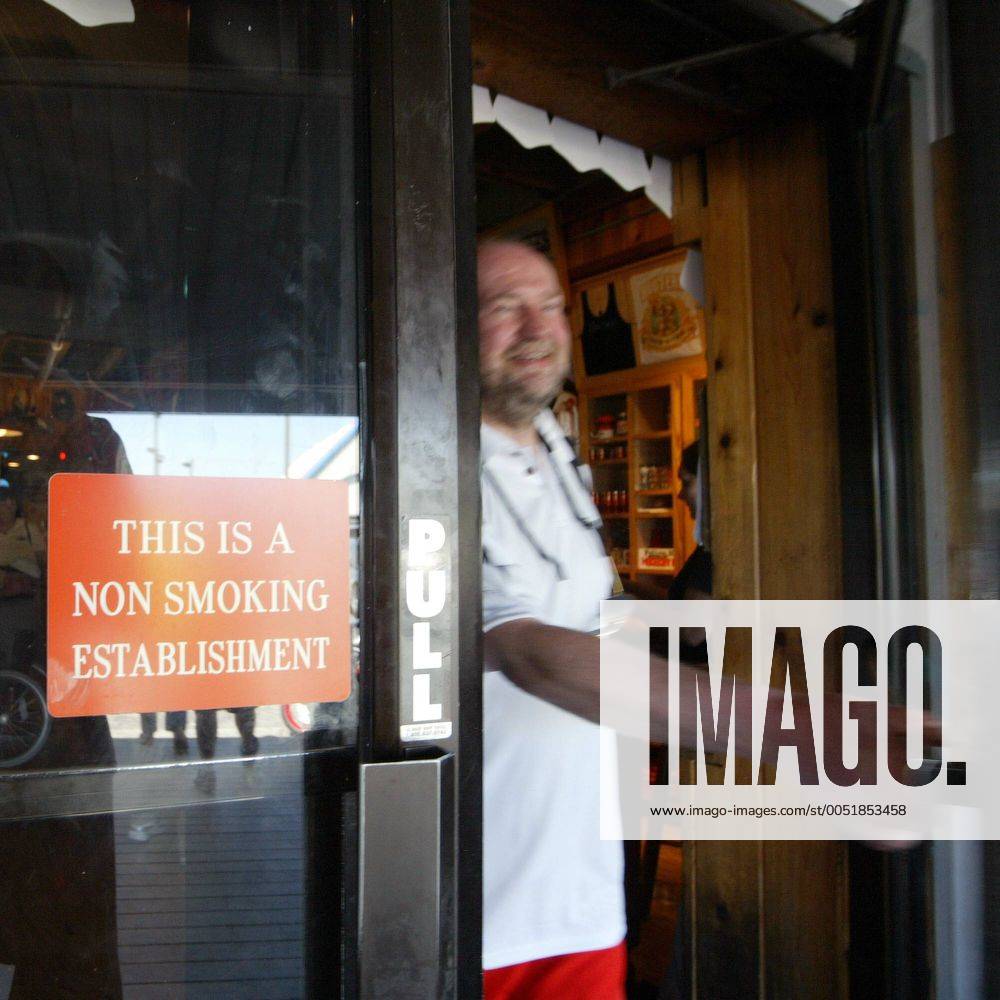Mann verlässt ein Nichtraucher-Restaurant in Tampa
