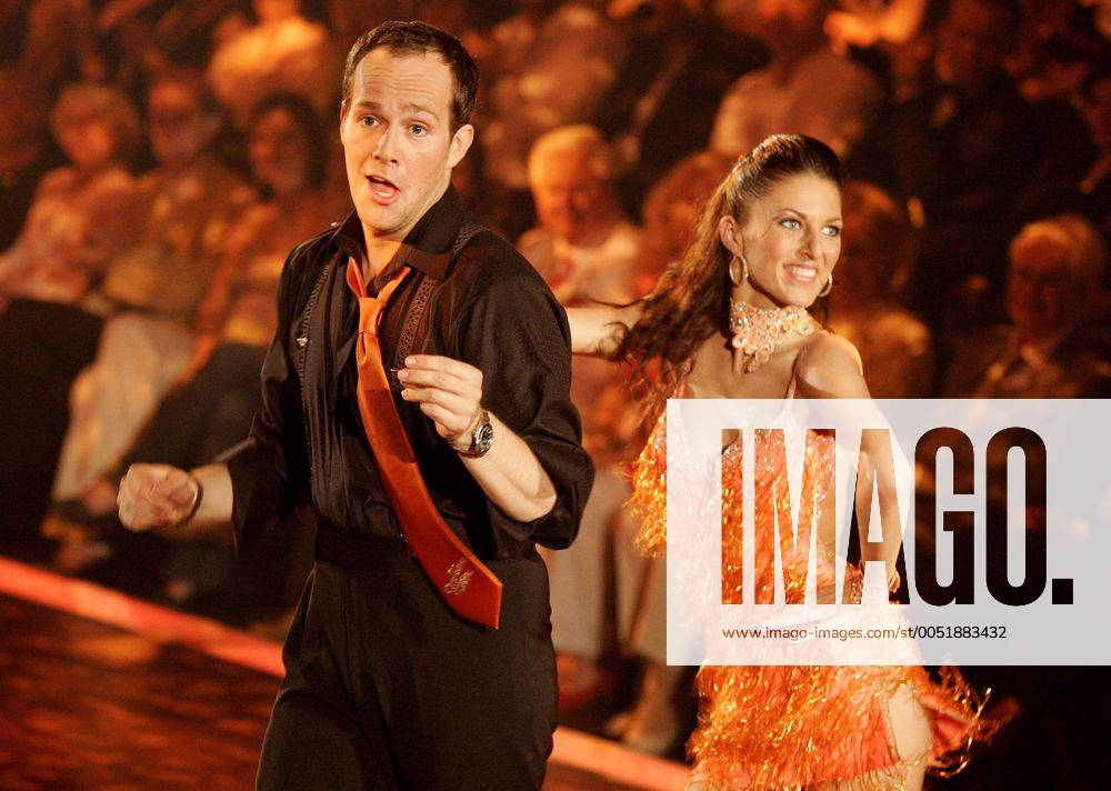 Sänger Ben (GER) und Tänzerin Christine Deck (GER) anlässlich der RTL-Show - Lets Dance - in Köln