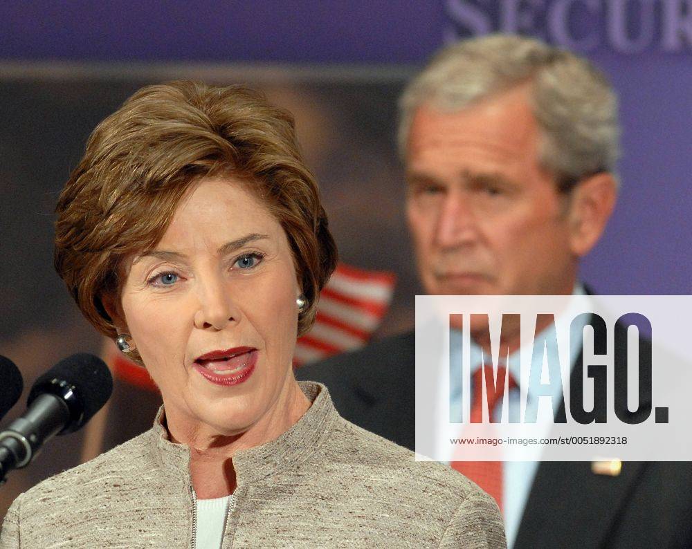 First Lady Laura Bush dahinter Ehemann Präsident George W. Bush (beide USA) während ihrer Rede vor dem U.S. Global Leadership Campaign in Washington D.C. - (wap2007053104)
