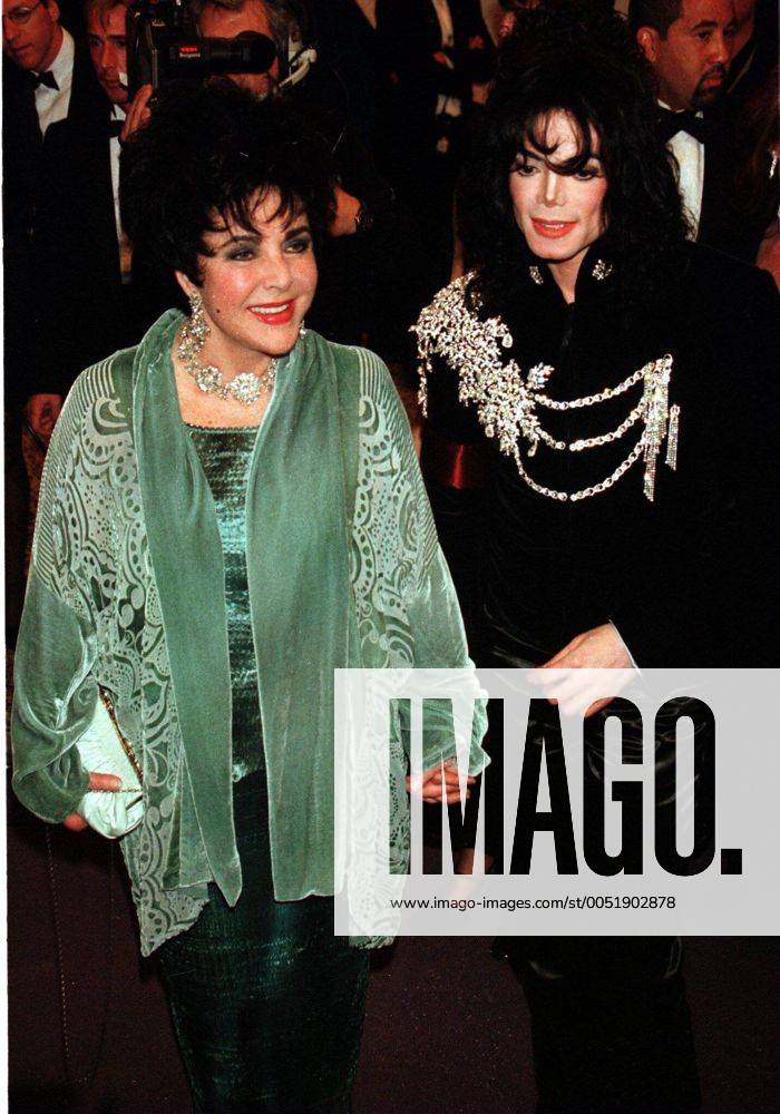 Schauspielerin Elizabeth Taylor (li.) und Sänger Michael Jackson (beide USA) Hand in Hand auf dem Weg zu einer Veranstaltung im Pantages Theatre in Los Angeles - (LAP97021602)