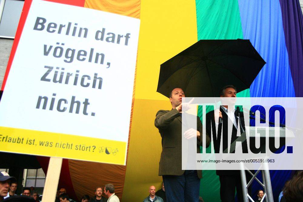 Klaus Wowereit (re., GER SPD Regierender Bürgermeister Berlin) neben einem Gebärdendolmetscher anlässlich des Christopher Street Day in Zürich