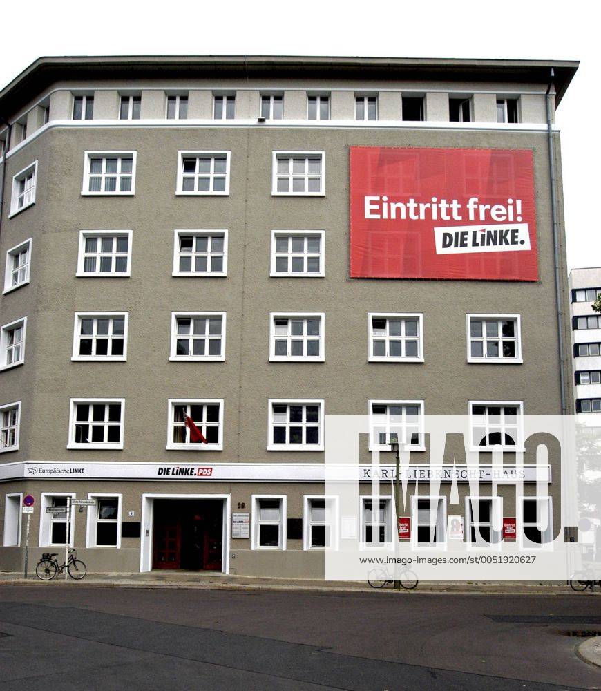 Transparent mit der Aufschrift - Eintritt frei! Die Linke - an der Fassade des Karl-Liebknecht-Hauses am Rosa-Luxemburg-Platz in Berlin-Mitte