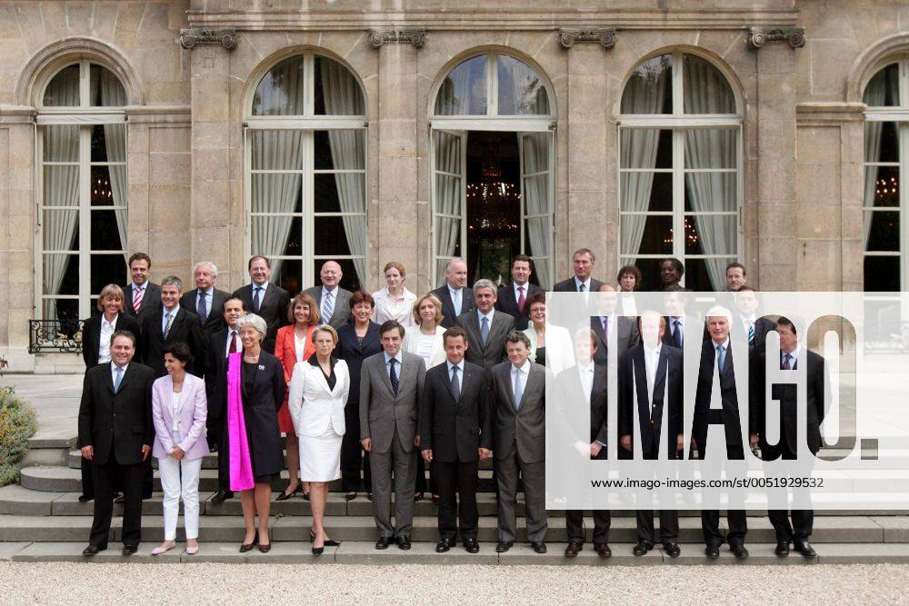 V.l.n.r.: Arbeitsminister Xavier Bertrand, Justizministerin Rachida Dati, Finanzministerin Christine Lagarde, Innenministerin Michele Alliot-Marie, Premierminister Francois Fillon, Präsident Nicolas Sarkozy, Umweltminister Jean-Louis Borloo, Außenminister Bernard Kouchner, Integrationsminister Brice Hortefeux, Landwirtschaftsminister Michel Barnier und Bildungsminister Xavier Darcos (alle FRA) während der Vorstellung des neuen französischen Kabinetts in Paris -