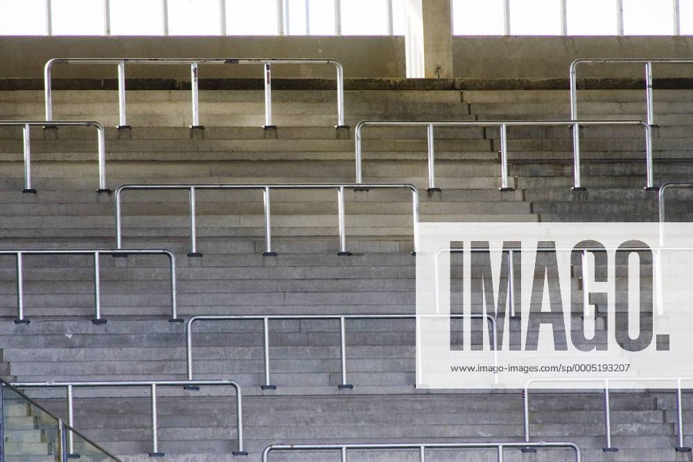 Fußball, Stadiongeschichte Alemannia Aachen Leere Stehtribüne im neuen Tivoli in Aachen, Heimspielstätte von Alemannia Aachen Totale