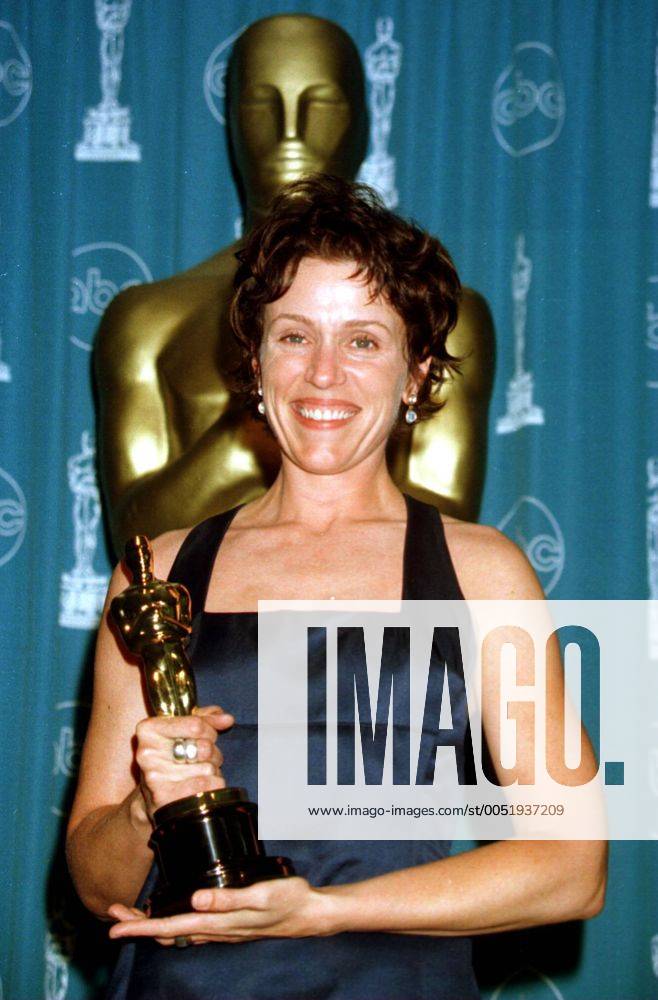 OSCARS. Beste Hauptdarstellerin. Preisträgerinnen 1991-2000 Schauspielerin Frances McDormand (USA) mit ihrem Oscar anlässlich der 69. Annual Academy Awards in Los Angeles - (lap97032426)