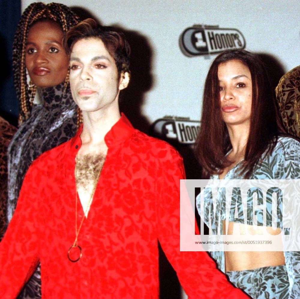 Sänger Prince mit seiner Ehefrau und Schauspielerin Mayte Garcia (beide USA) anlässlich der 4. Annual VH1 Honors in Los Angeles - (lap97041115)