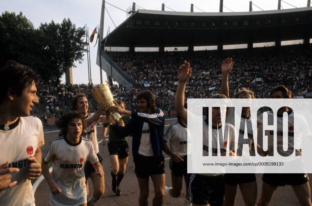 Pokalsieger 1973 1974 Eintracht Frankfurt dreht eine Ehrenrunde, u.a. Bernd Nickel (3.v.re.) - DEUTSCHSPRACHIGE SPORTZEITSCHRIFTEN UND -ZEITUNGEN NUR NACH RÜCKSPRACHE Fußball Herren DFB Pokal Finale 1973 1974, Pokalspiel, Eintracht Frankfurt Gruppe Düsseldorf Freude, Begeisterung,