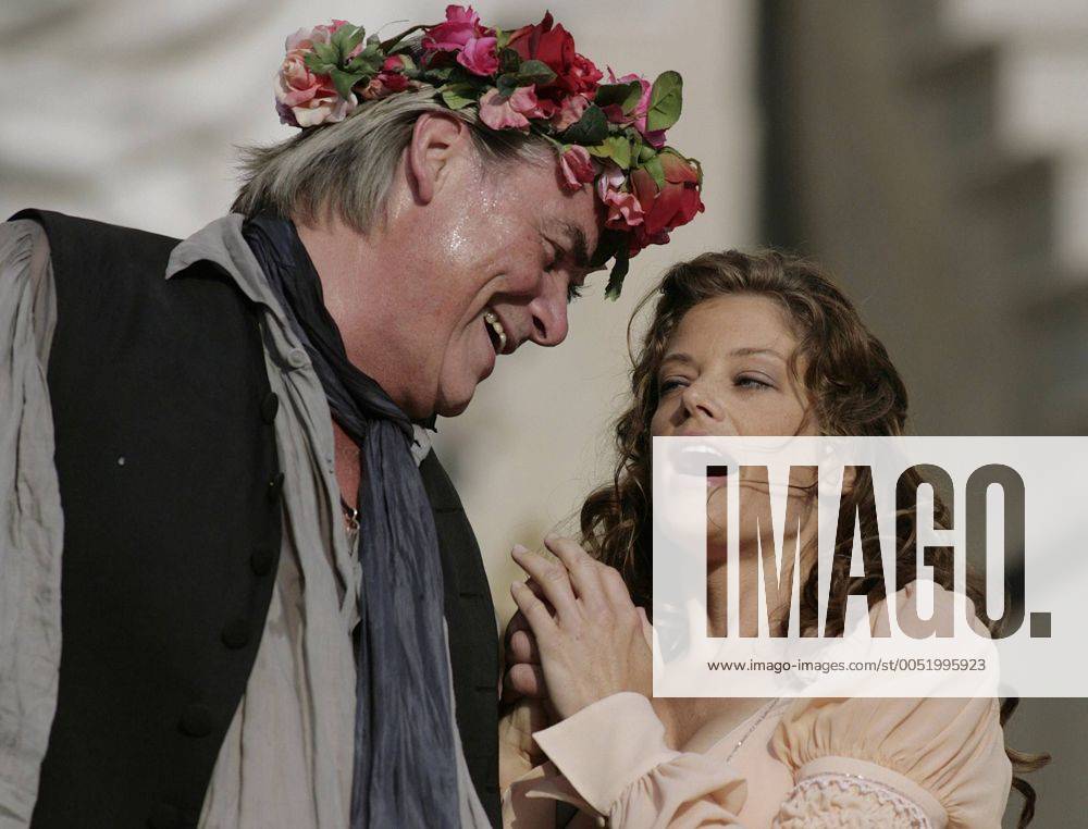 Sängerin Marie Bäumer (GER Buhlschaft) und Sänger Peter Simonischek (AUT Jedermann) während eines Pressetermins zu - Jedermann - anlässlich der Salzburger Festspiele 2007 in Salzburg