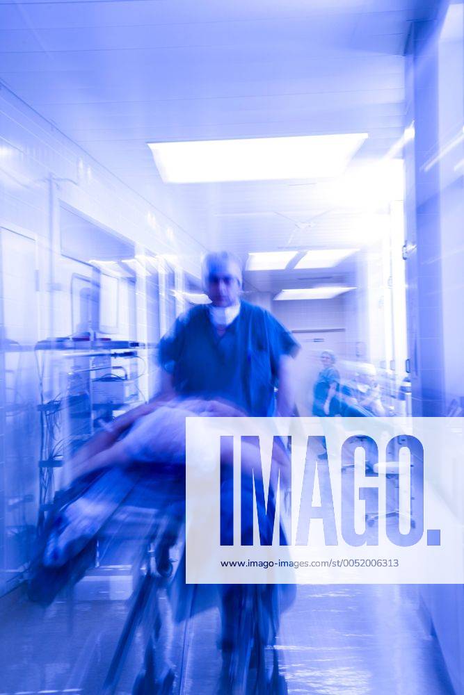 Patient wird in den Operationssaal gebracht