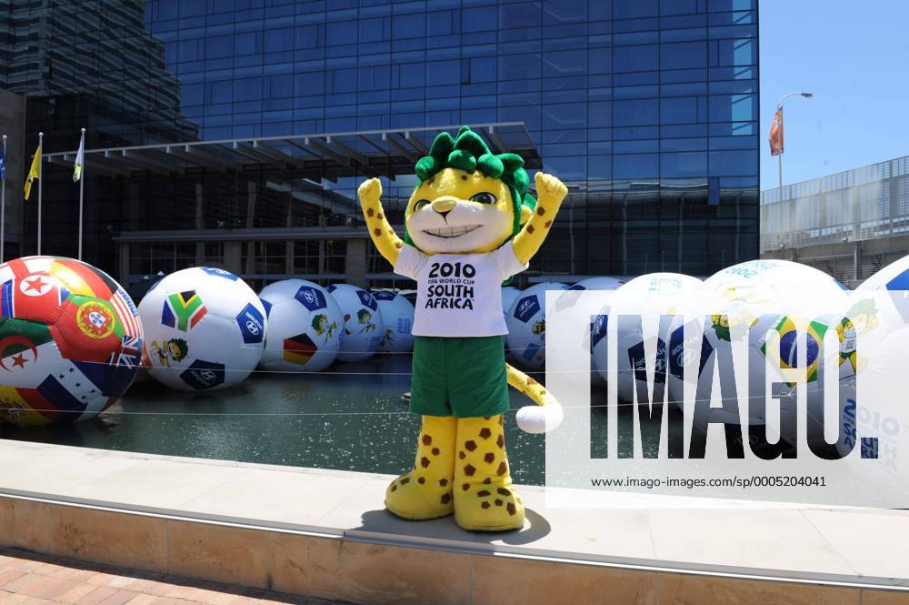 Zakumi outside the CTICC CAPE TOWN, SOUTH AFRICA - DECEMBER 2, Zakumi outside the CTICC with the Soccer World Cup sponsorship balls on December 2, 2009 in Cape Town (Kapstadt), South Africa. o0 Maskottchen
