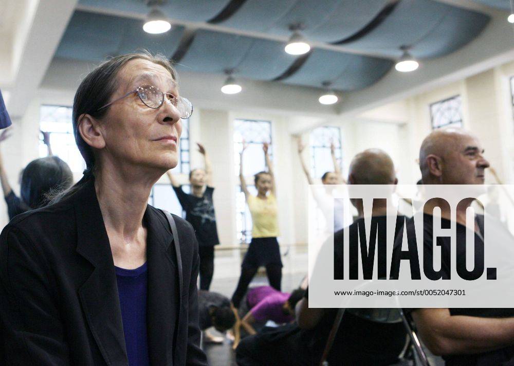 Tänzerin Pina Bausch (GER) beobachtet Balletttänzer in Peking -