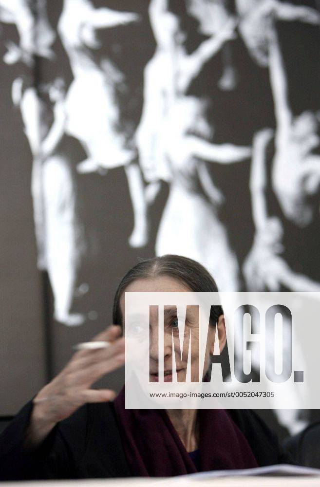 Tänzerin Pina Bausch (GER) während einer Pressekonferenz in Peking -