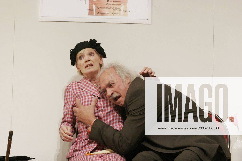 Schauspielerin Anita Kupsch (GER) als Dolores Velasco und Schauspieler Achim Wolff (GER) als Fernando Cano während der Probe zur Komödie - Geschichten von Mama und Papa - von Alfonso Paso im Theater am Kurfürstendamm in Berlin