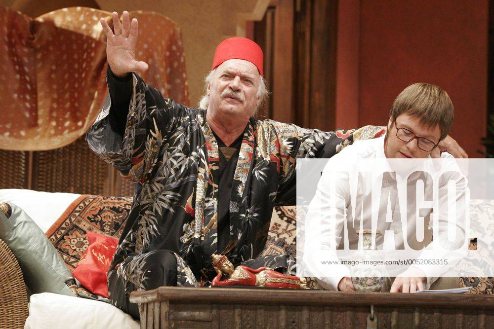 Schauspieler Achim Wolff (li., GER) als Fernando Cano und Torben Krämer (GER) als Ricardo Cano während der Probe zur Komödie - Geschichten von Mama und Papa - von Alfonso Paso im Theater am Kurfürstendamm in Berlin