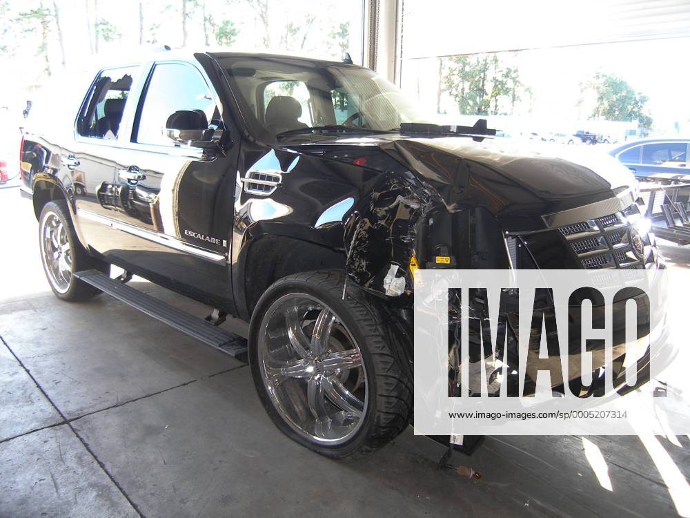 Damage of Tiger Woods (USA) Cadillac Escalade Cadillac Escalade during his single car accident is seen in Windermere, Florida on November 27, 2009. WAX20091204701 o0 Crash Auto Fahrzeug Schaden o00 Objekte