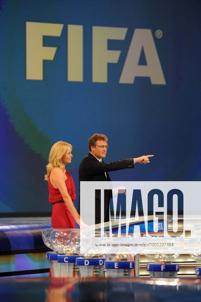 2010 Soccer World Cup Final Draw CAPE TOWN, SOUTH AFRICA - DECEMBER 4, Draw Master Jerome Valcke and Charlize Theron during the 2010 Soccer World Cup Final Draw at the CTICC on December 4, 2009 in Cape Town, South Africa. 758640 o0 Schauspielerin Moderatorin people Film o00 Kunst Schriftzug FIFA