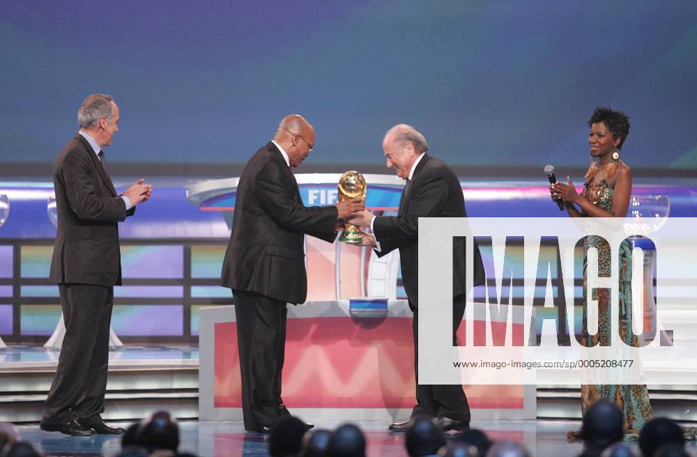 South African President Jacob Zuma (2L) with FIFA president Joseph S Blatter (Switzerland) with the World Cup during the FIFA Final Draw for the FIFA World Cup 2010 South Africa held at the Cape Town International Convention Centre (CTICC) on the 4th December 2009. ZWEIx Mediax o0 people Politik Funktionär Pokal Trophäe Objekte Weltpokal o00 Sepp